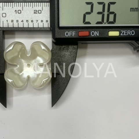 2,4cm. BÜYÜK BEYAZ PLASTİK ÇİÇEK 50gr.