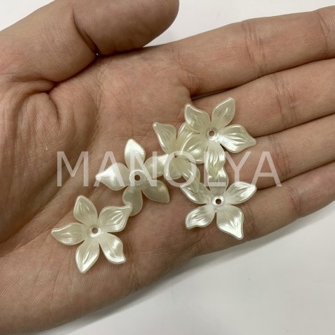 2,6cm. ORTA BEYAZ PLASTİK ÇİÇEK 50gr.