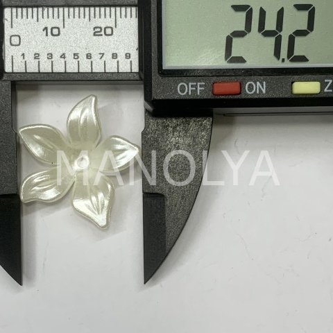 2,6cm. ORTA BEYAZ PLASTİK ÇİÇEK 50gr.