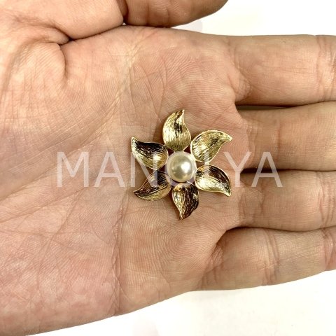 2,6cm. İNCİLİ ALTIN KAPLAMA ÇİÇEK