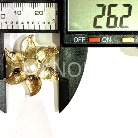 2,6cm. İNCİLİ ALTIN KAPLAMA ÇİÇEK