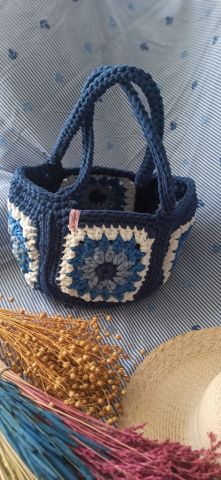Mavi Penye İp El Örgüsü Motifli Çanta 21cm x 21cm x 21 cm ABM9976