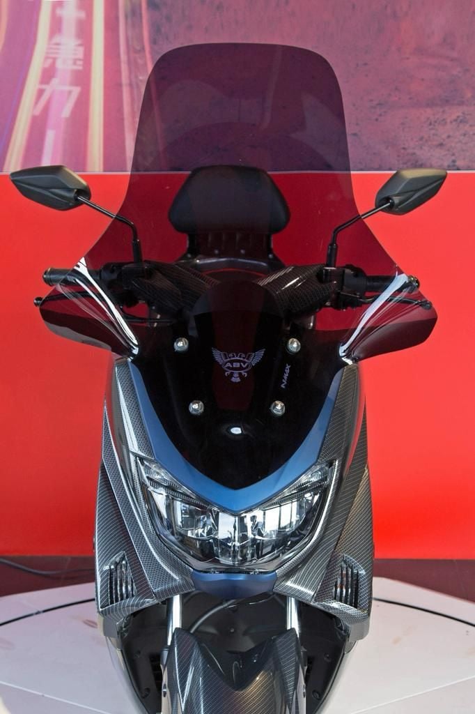 ABV Yamaha N-Max El Korumalı Açık Füme Tur Camı 75x67.5 cm (15-20) + Vida Takımı