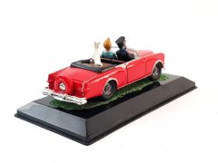 TenTen kırmızı arabada (TinTin in a red car)