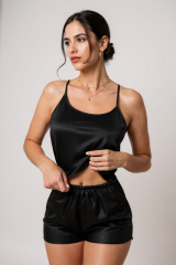 Kadın Siyah Asimetrik Sırt Dekolte Detaylı Şık Şortlu Gecelik Takım – Modern, Konforlu ve Günlük Kombinlere Uygun