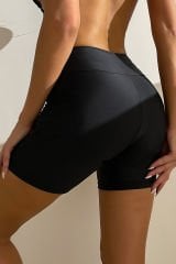 Kadın Siyah Önden Bağcıklı Deniz Şortu – Modern ve Şık Tasarım