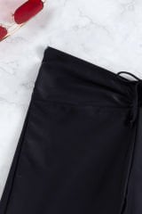 Kadın Siyah Önden Bağcıklı Deniz Şortu – Modern ve Şık Tasarım