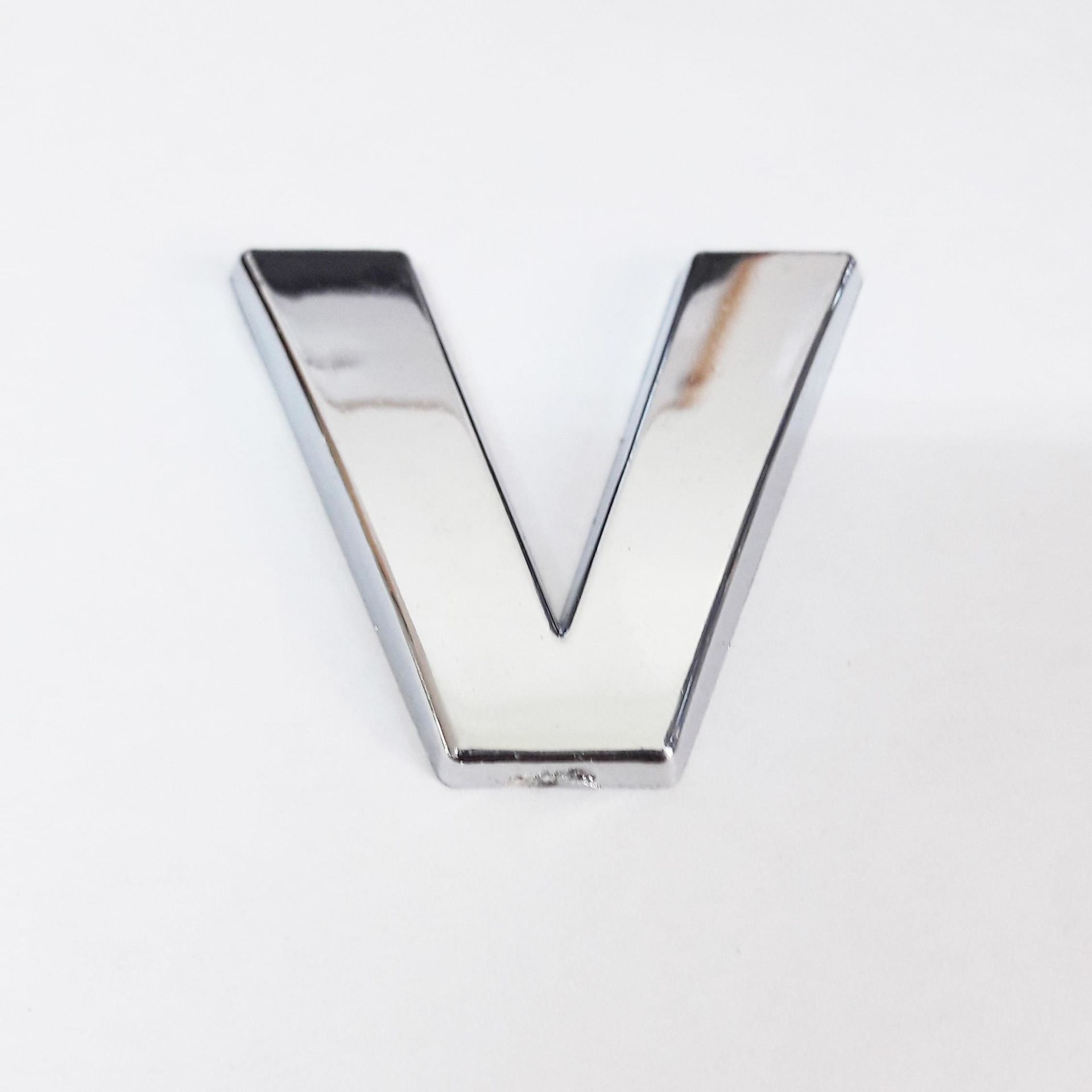 Cemax V Harfi  3,75 cm Krom Yapışkanlı