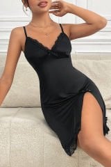 Kadın Siyah Dantelli Fiyonklu ve Yırtmaçlı Şık Gecelik – Modern ve Şık Tasarım