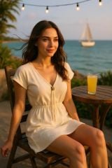 Kadın Beyaz Yanları Yırtmaçlı Tokalı V Yaka Mini Plaj Elbisesi – Şık, Rahat ve 4 Mevsim Kullanıma Uygun