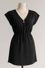 Kadın Siyah Yanları Yırtmaçlı Tokalı V Yaka Mini Plaj Elbisesi – Şık, Rahat ve 4 Mevsim Kullanıma Uygun