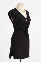 Kadın Siyah Yanları Yırtmaçlı Tokalı V Yaka Mini Plaj Elbisesi – Şık, Rahat ve 4 Mevsim Kullanıma Uygun