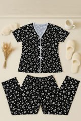 Kadın Siyah Beyaz Kalp Desenli Fiyonklu Kısa Kollu Pijama Takımı – Rahat, Şık ve 4 Mevsim Kullanım