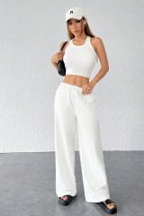 Kadın Beyaz Bol Kesim Cepli Geniş Paça Dökümlü Pantolon – Modern ve Şık Tasarım