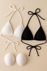 Kadın Siyah ve Beyaz Minimal Kesim Üçgen Bikini Üstü – Modern ve Şık Tasarım
