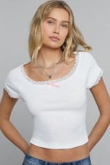 Kadın Beyaz Göğsü ve Kolları Dantelli Fiyonklu Kısa Kol Crop Top Bluz – Şık, Rahat ve Kolay Kombinlenebilir