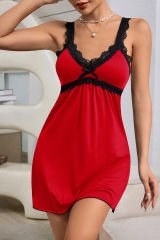 Kadın Kırmızı Dantel Asılı Fiyonk Detaylı Gecelik Takımı – Modern, Konforlu ve Günlük Kombinlere Uygun