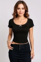 Kadın Siyah Göğsü ve Kolları Dantelli Fiyonklu Kısa Kol Crop Top Bluz – Şık, Rahat ve Kolay Kombinlenebilir