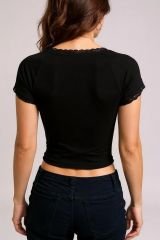 Kadın Siyah Göğsü ve Kolları Dantelli Fiyonklu Kısa Kol Crop Top Bluz – Şık, Rahat ve Kolay Kombinlenebilir