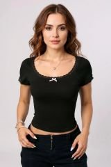 Kadın Siyah Göğsü ve Kolları Dantelli Fiyonklu Kısa Kol Crop Top Bluz – Şık, Rahat ve Kolay Kombinlenebilir