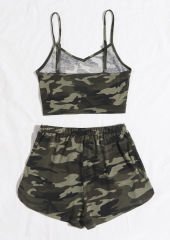 Kadın Kamuflaj Desenli Askılı Crop Top ve Şortlu Gecelik Takım – Modern, Konforlu ve Günlük Kombinlere Uygun