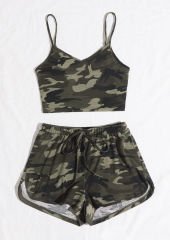 Kadın Kamuflaj Desenli Askılı Crop Top ve Şortlu Gecelik Takım – Modern, Konforlu ve Günlük Kombinlere Uygun
