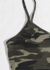 Kadın Kamuflaj Desenli Askılı Crop Top ve Şortlu Gecelik Takım – Modern, Konforlu ve Günlük Kombinlere Uygun