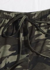 Kadın Kamuflaj Desenli Askılı Crop Top ve Şortlu Gecelik Takım – Modern, Konforlu ve Günlük Kombinlere Uygun