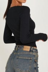 Kadın Siyah Kare Yaka Dantelli Uzun Kollu Crop Top Bluz – Şık, Rahat ve Kolay Kombinlenebilir