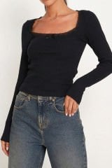 Kadın Siyah Kare Yaka Dantelli Uzun Kollu Crop Top Bluz – Şık, Rahat ve Kolay Kombinlenebilir