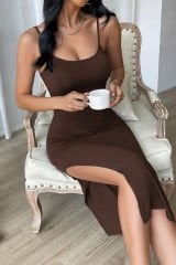 Kadın Kahverengi Yırtmaçlı Diz Altı Vücüdu Saran Gecelik – Modern ve Şık Tasarım