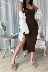 Kadın Kahverengi Yırtmaçlı Diz Altı Vücüdu Saran Gecelik – Modern ve Şık Tasarım