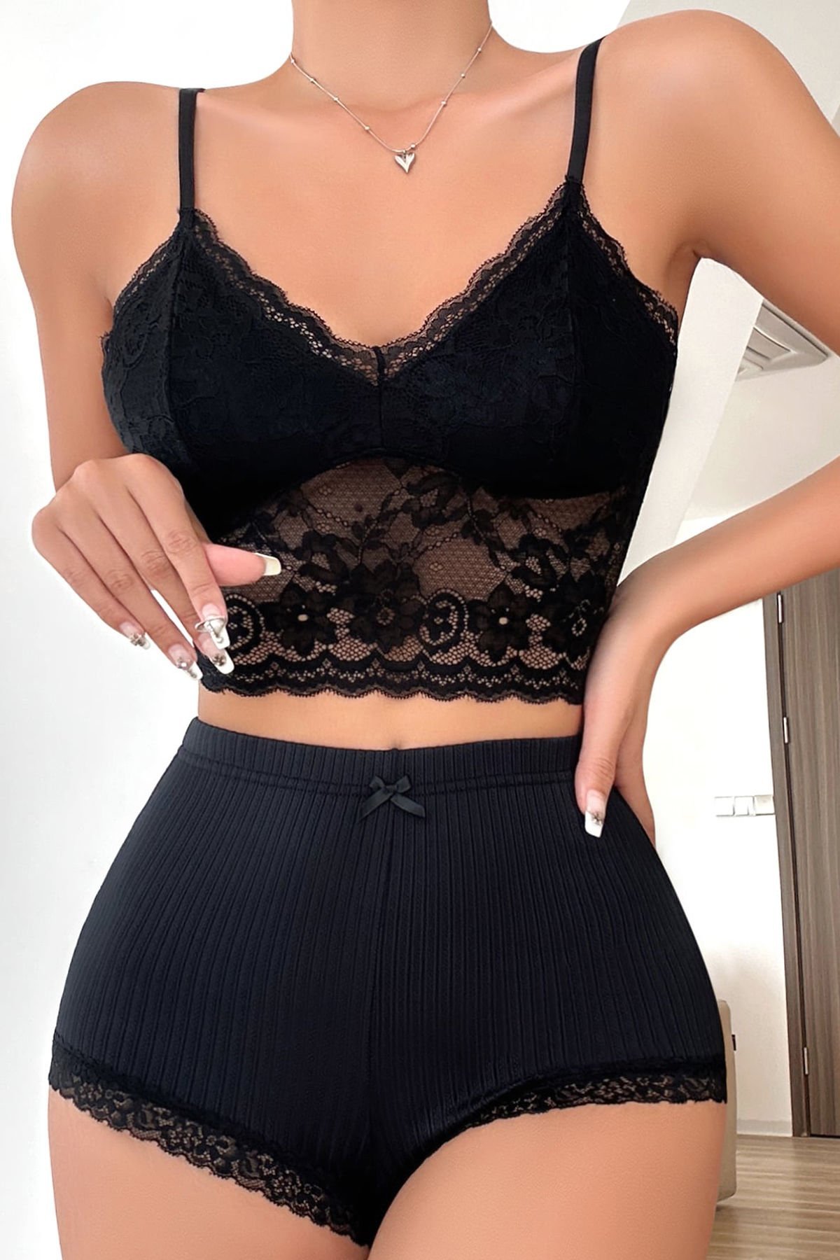 Kadın Kaşkorse Şortlu Dantelli Gecelik Takımı – Modern, Konforlu ve Günlük Kombinlere Uygun