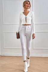 Kadın Beyaz Uzun Kollu Önden Bağlama Detaylı Crop Top Bluz – Şık, Rahat ve Kolay Kombinlenebilir