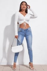 Kadın Beyaz Uzun Kollu Büzdürme Bağcık Detaylı Crop Top Bluz – Şık, Rahat ve Kolay Kombinlenebilir