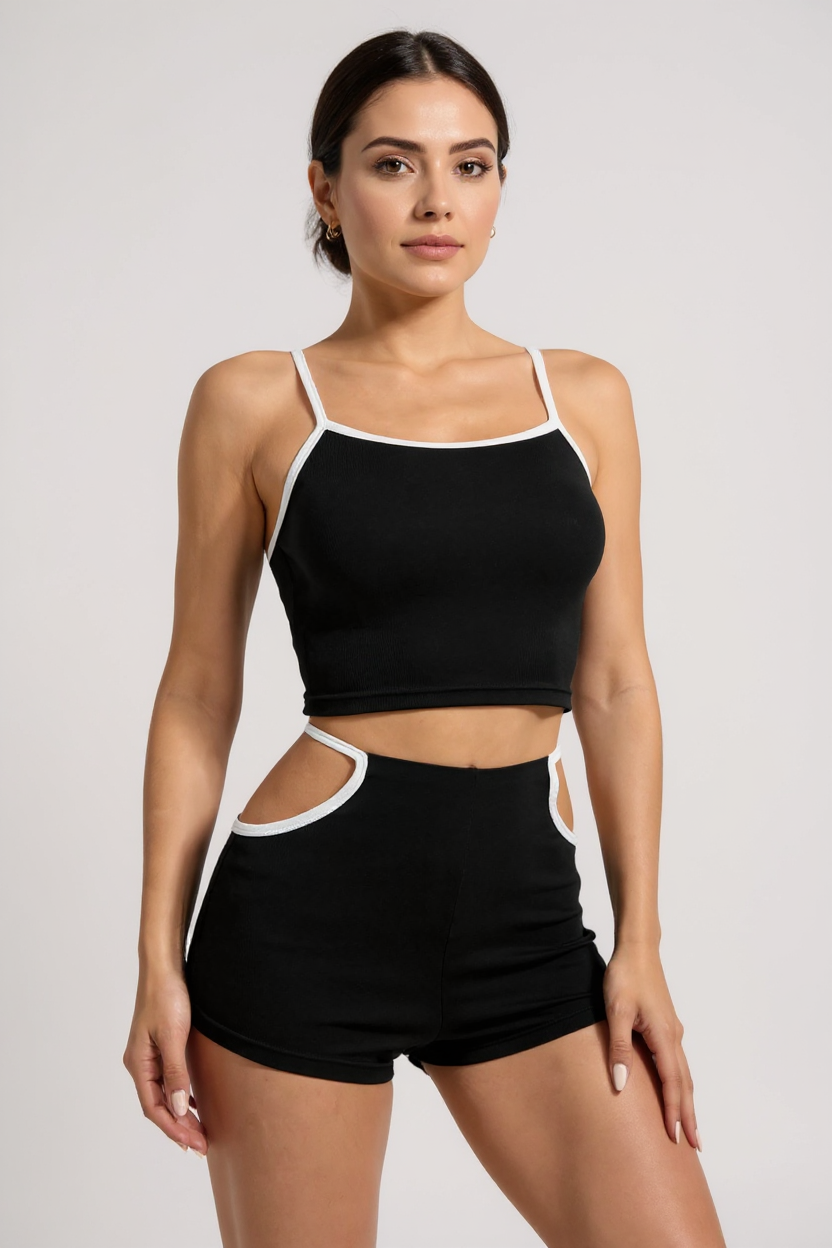 Kadın Siyah Beyaz Şortlu Cut-Out Detaylı Gecelik Takımı – Modern, Konforlu ve Günlük Kombinlere Uygun