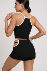 Kadın Siyah Beyaz Şortlu Cut-Out Detaylı Gecelik Takımı – Modern, Konforlu ve Günlük Kombinlere Uygun