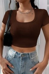 Kadın Kahverengi Yarım Kol Düz Yaka Crop Top Bluz – Şık, Rahat ve Kolay Kombinlenebilir