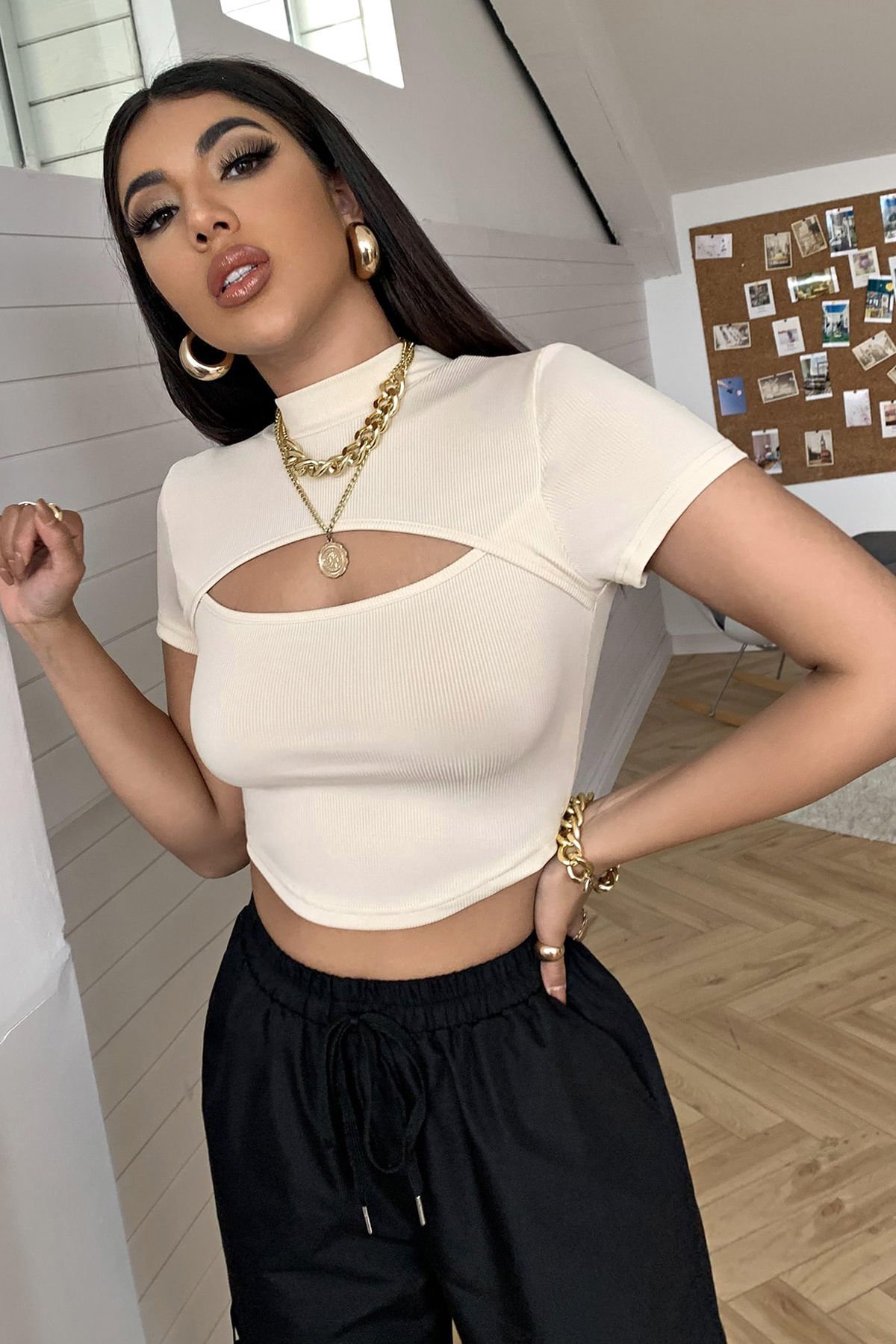 Kadın Ekru Göğüs Dekolteli Yarım Kollu Cut Out Crop Top Bluz – Şık, Rahat ve Kolay Kombinlenebilir