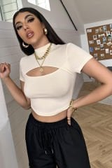 Kadın Ekru Göğüs Dekolteli Yarım Kollu Cut Out Crop Top Bluz – Şık, Rahat ve Kolay Kombinlenebilir