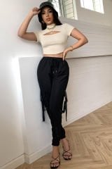 Kadın Ekru Göğüs Dekolteli Yarım Kollu Cut Out Crop Top Bluz – Şık, Rahat ve Kolay Kombinlenebilir