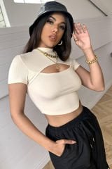 Kadın Ekru Göğüs Dekolteli Yarım Kollu Cut Out Crop Top Bluz – Şık, Rahat ve Kolay Kombinlenebilir
