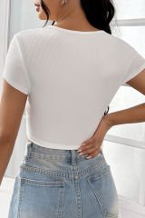 Kadın Beyaz Yarım Kol Düz Yaka Crop Top Bluz – Şık, Rahat ve Kolay Kombinlenebilir