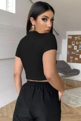 Kadın Siyah Göğüs Dekolteli Yarım Kollu Cut Out Crop Top Bluz – Şık, Rahat ve Kolay Kombinlenebilir