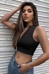 Kadın Siyah Yarım Fermuarlı Sıfır Kol Crop Top Bluz – Şık, Rahat ve Kolay Kombinlenebilir