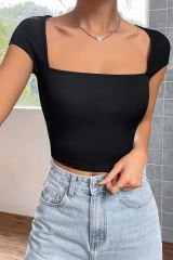 Kadın Siyah Kare Yaka Yarım Kol Göğüs Dekolteli Crop Top Bluz – Şık, Rahat ve Kolay Kombinlenebilir