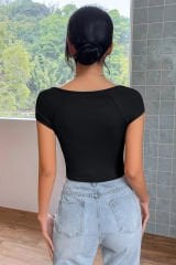 Kadın Siyah Kare Yaka Yarım Kol Göğüs Dekolteli Crop Top Bluz – Şık, Rahat ve Kolay Kombinlenebilir