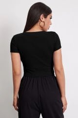 Kadın Siyah Yuvarlak Yaka Yarım Kol Crop Top Bluz – Şık, Rahat ve Kolay Kombinlenebilir