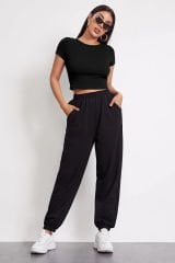 Kadın Siyah Yuvarlak Yaka Yarım Kol Crop Top Bluz – Şık, Rahat ve Kolay Kombinlenebilir