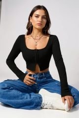 Kadın Siyah Uzun Kollu Agraflı Göğüs ve Göbek Dekolteli Crop Top Bluz – Şık, Rahat ve Kolay Kombinlenebilir